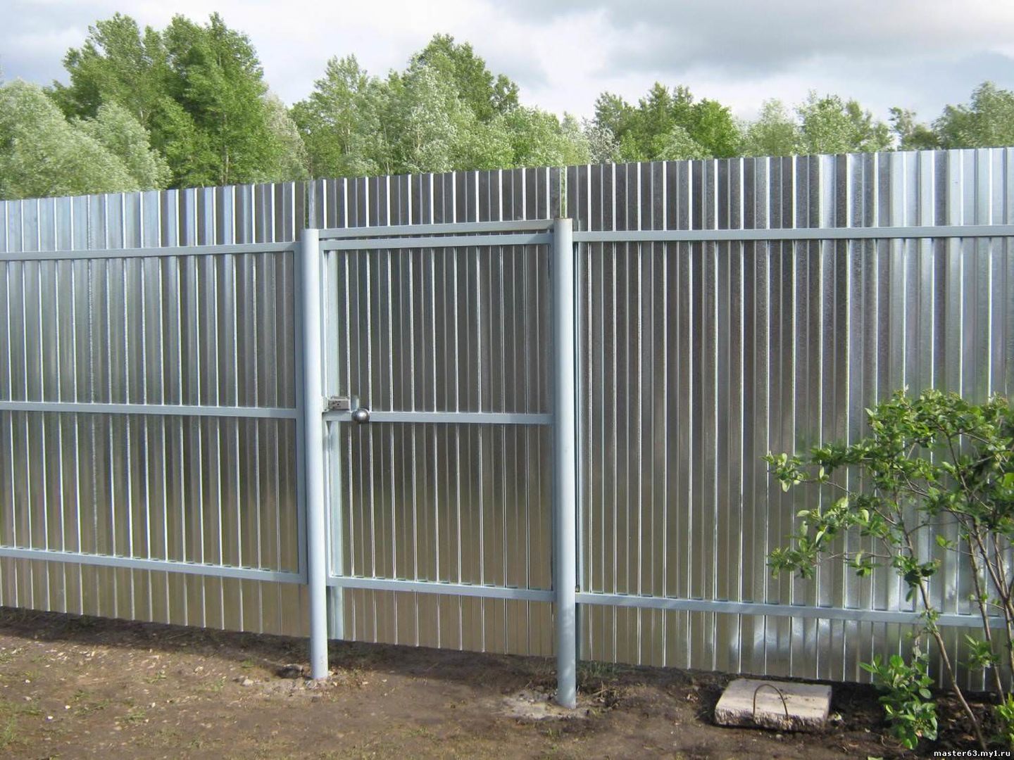 Сколько стоит лист железа на забор. Забор из профлиста. Заборы для дачи. Металлический забор из профлиста. Забор из профиля металлического.