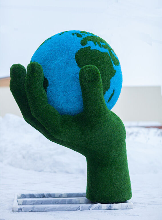 Топиари Композиция Земной шар в руке ландшафтная фигура h 2 м
